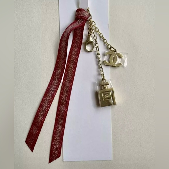 Chanel charms with red ribbons Gift set with two beauty supplies and box - Picture 10 of 12
